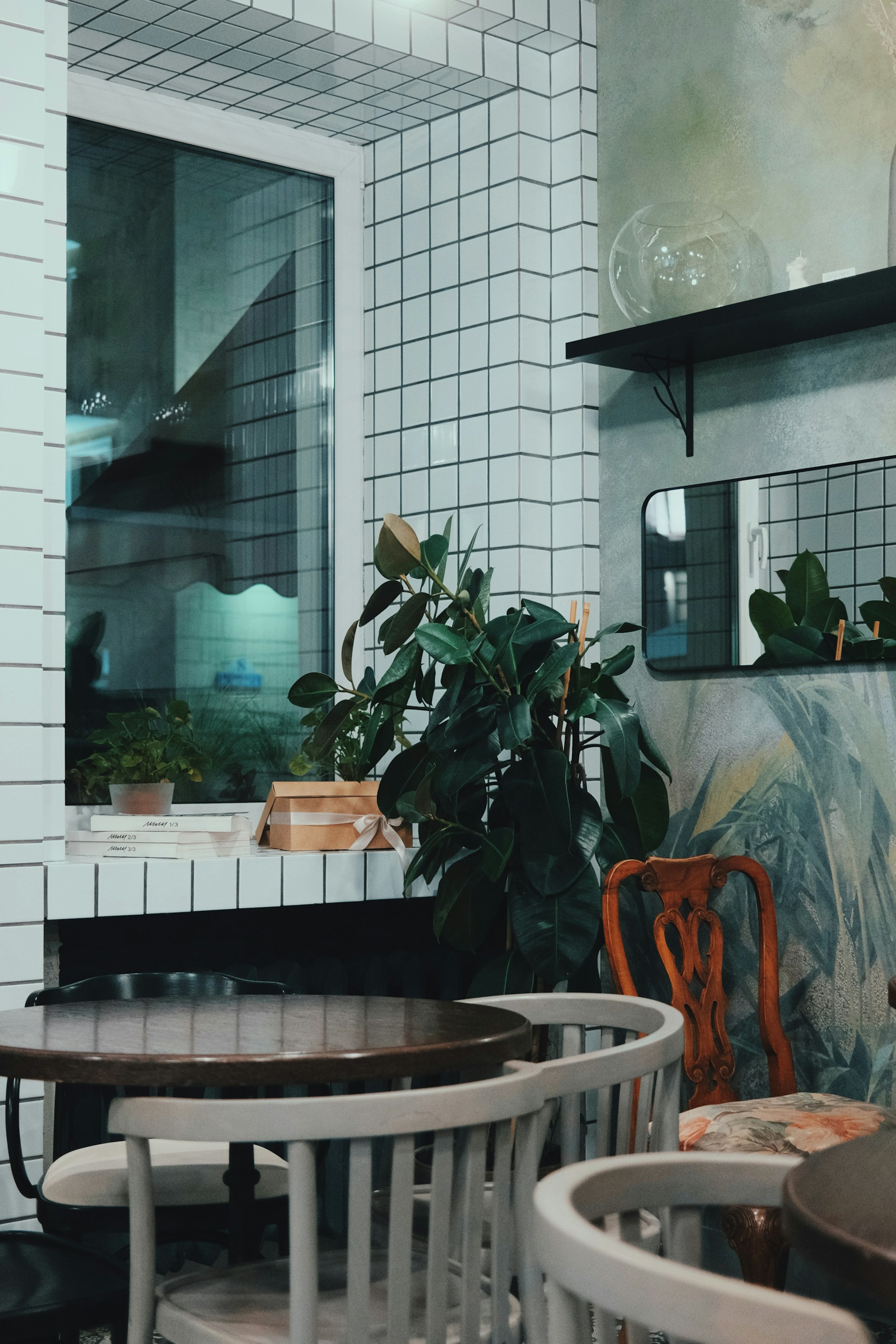 gray computer monitor