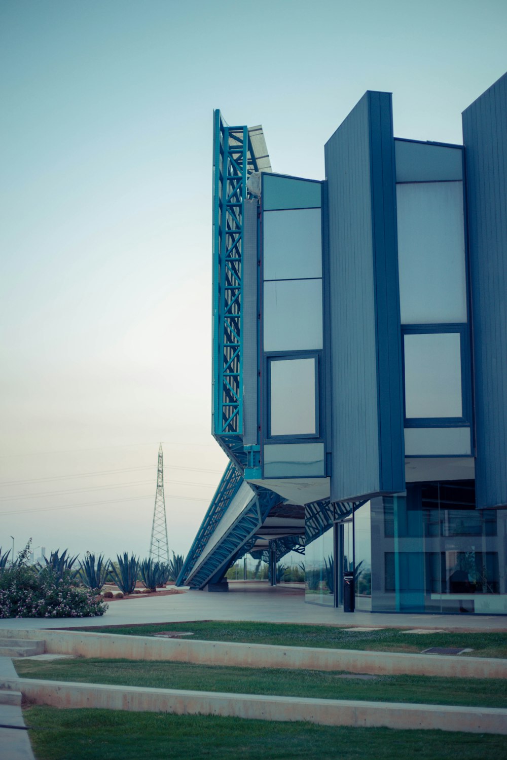 Un edificio con un frente de cristal