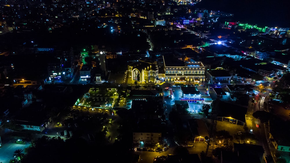 Eine Stadt bei Nacht