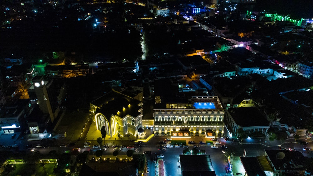 Eine Stadt bei Nacht