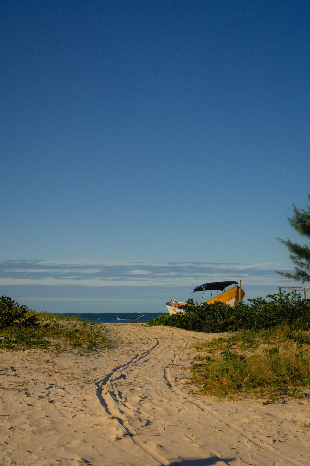 um barco em uma praia de areia