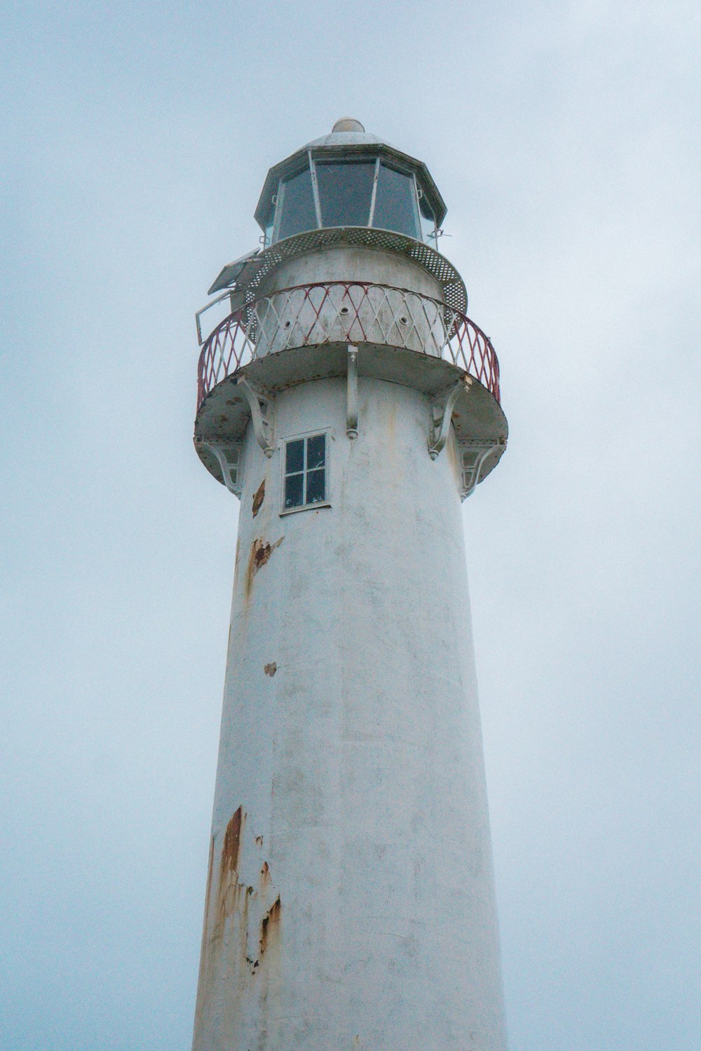 um farol branco e vermelho