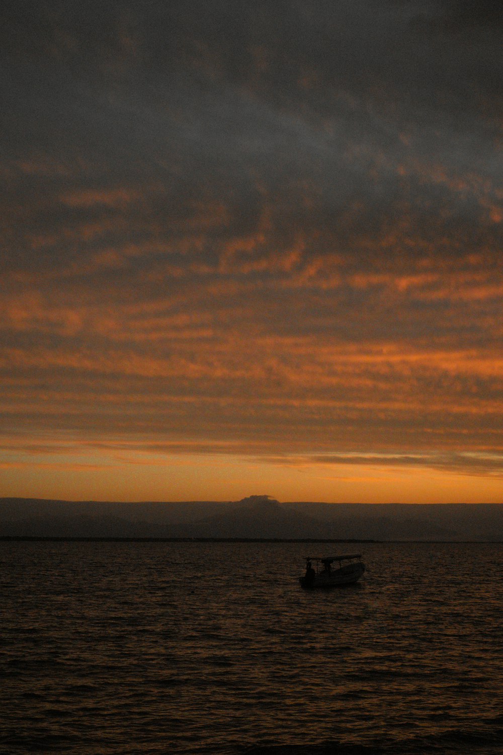 um barco na água