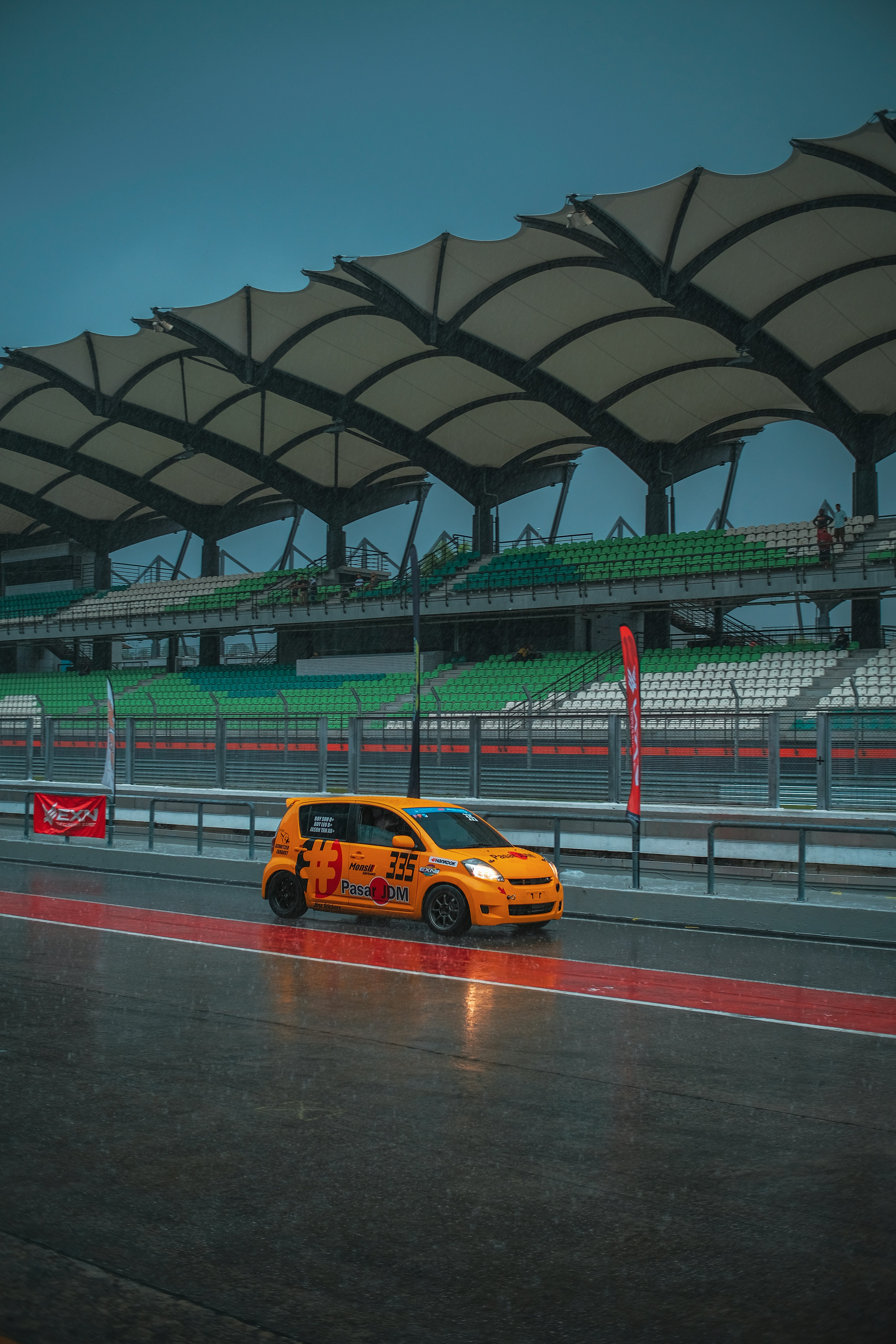 A race car on a track photo – Free Car Image on Unsplash