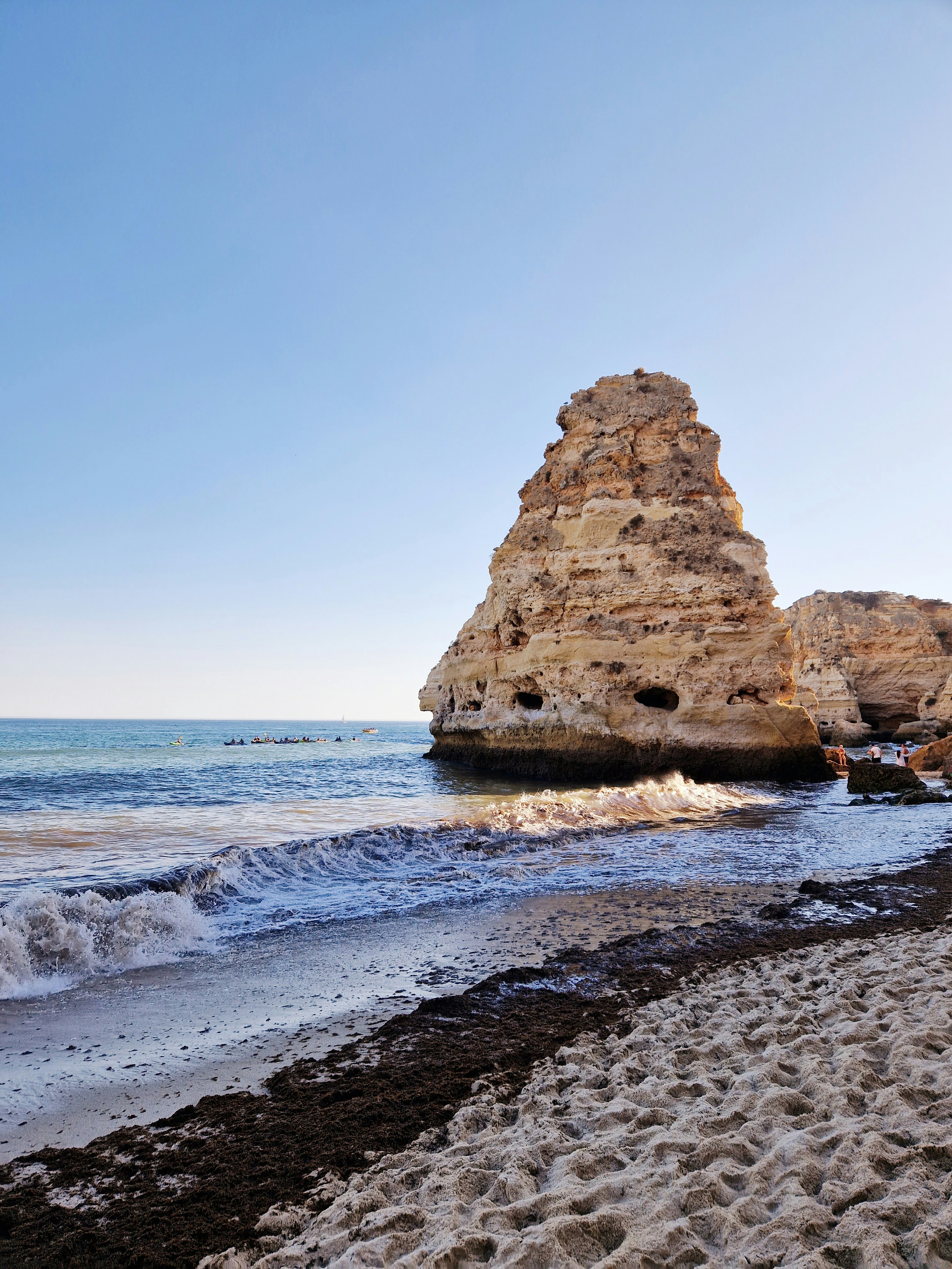 Une formation rocheuse sur une plage
