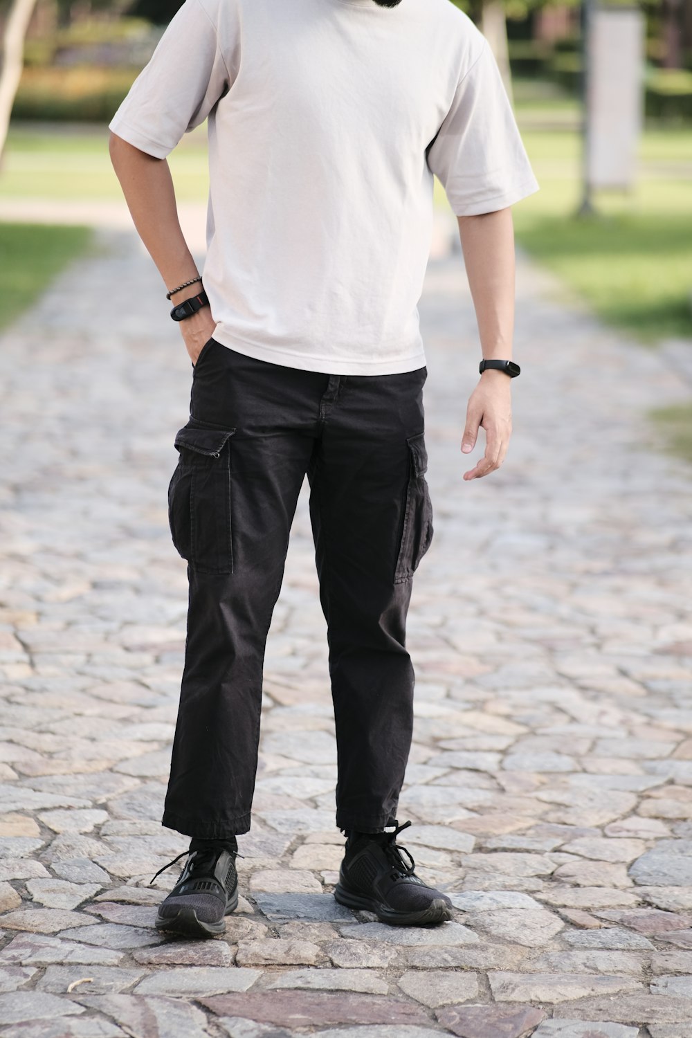 Un hombre con camisa blanca y pantalones negros