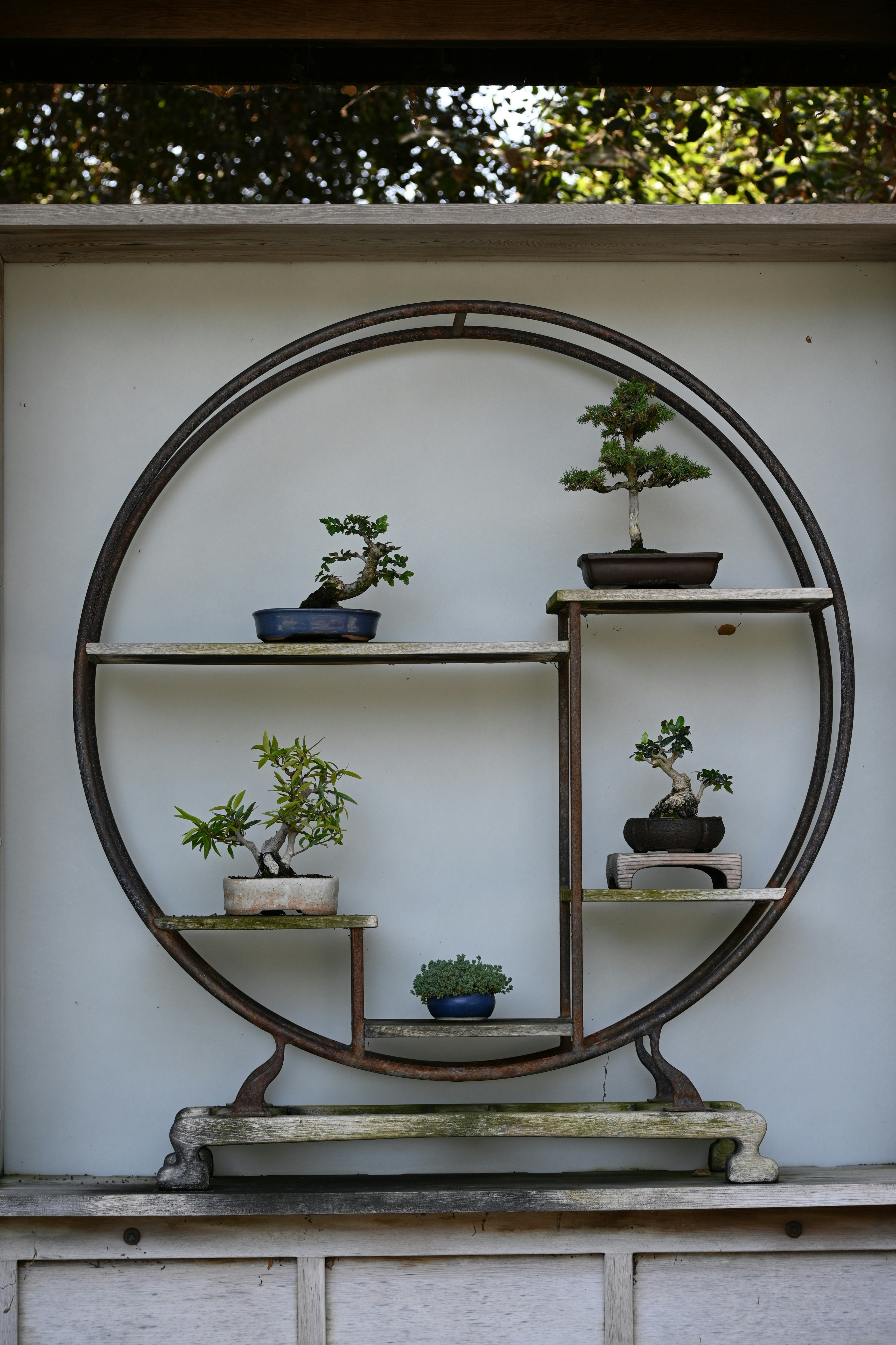 Un reloj colgando del techo