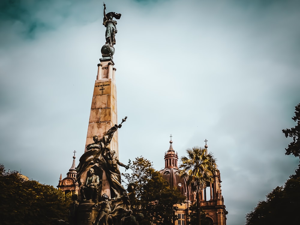 uma estátua no topo de uma torre