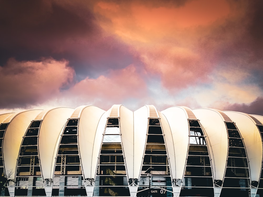 um edifício com um céu nublado