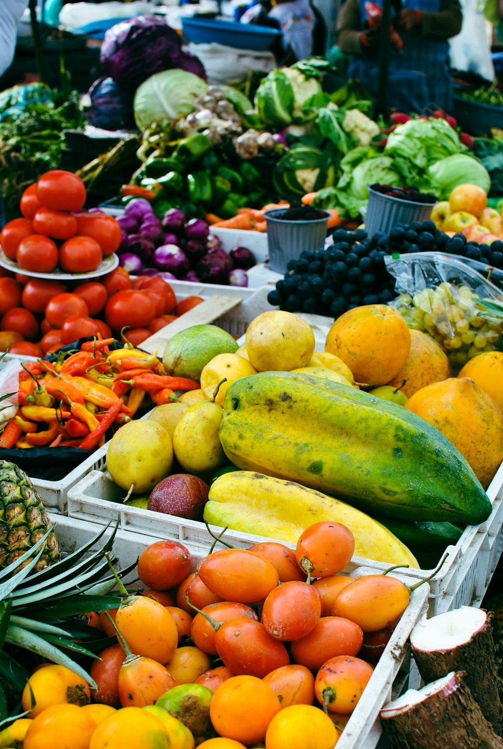 un bouquet de fruits et légumes sur un marché