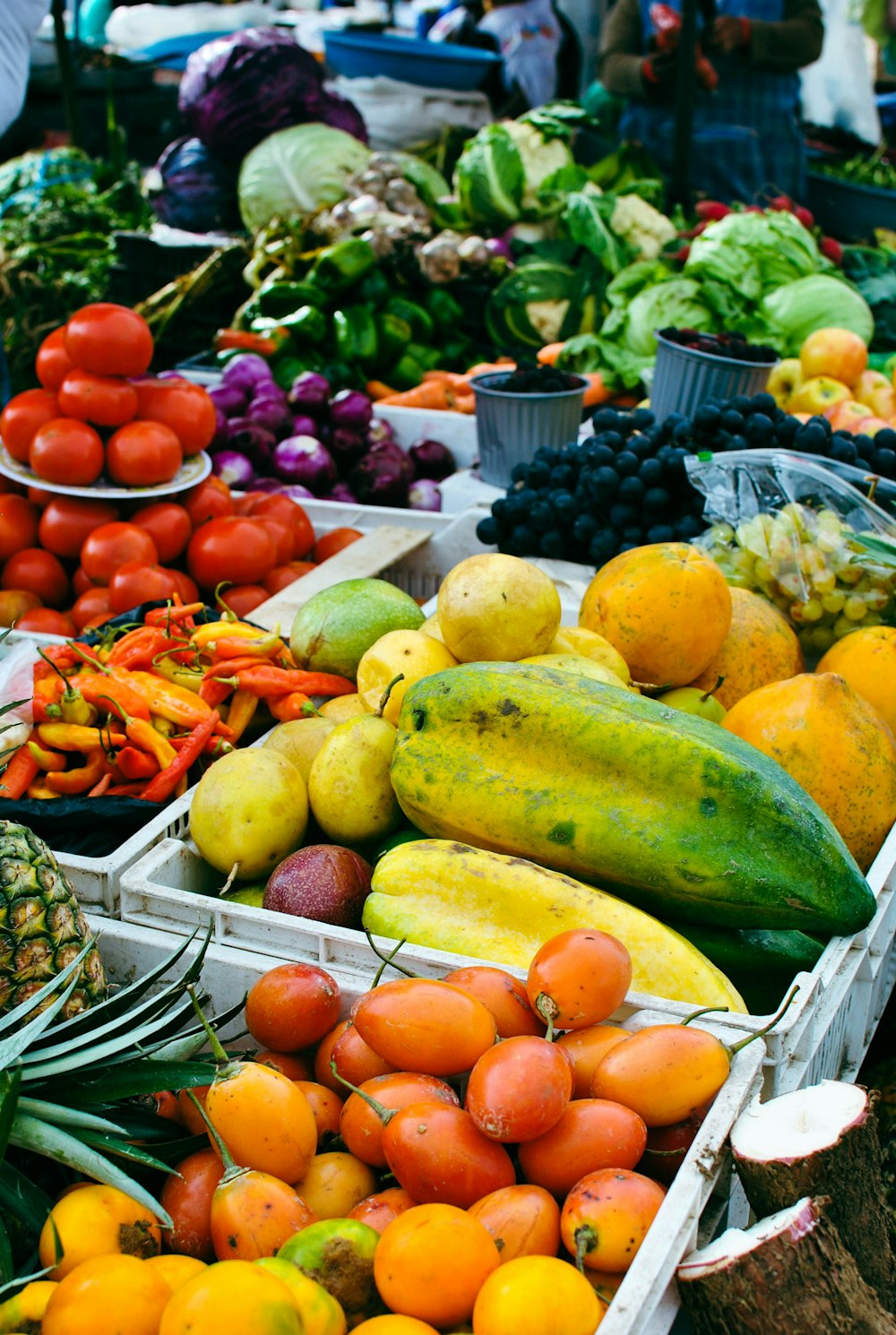 Ein Strauß Obst und Gemüse auf einem Markt