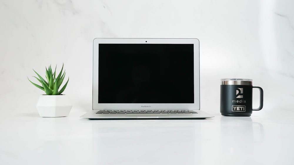 un ordinateur portable et une tasse de café