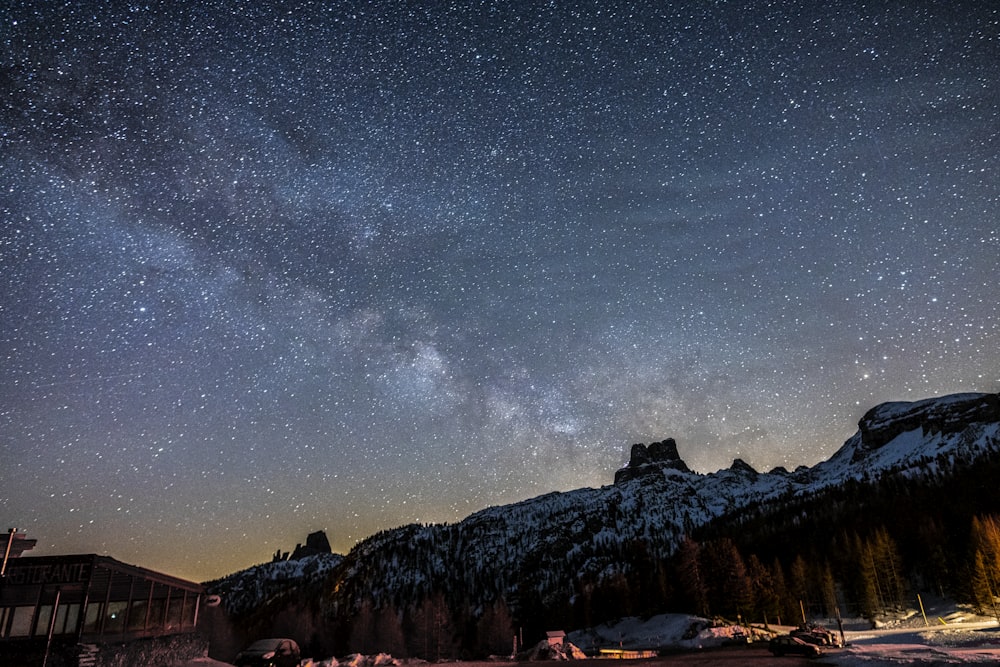 Una montaña nevada con un cielo estrellado arriba