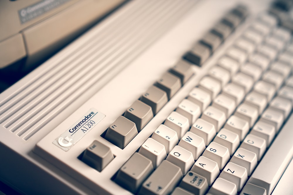 un teclado con una pequeña pegatina