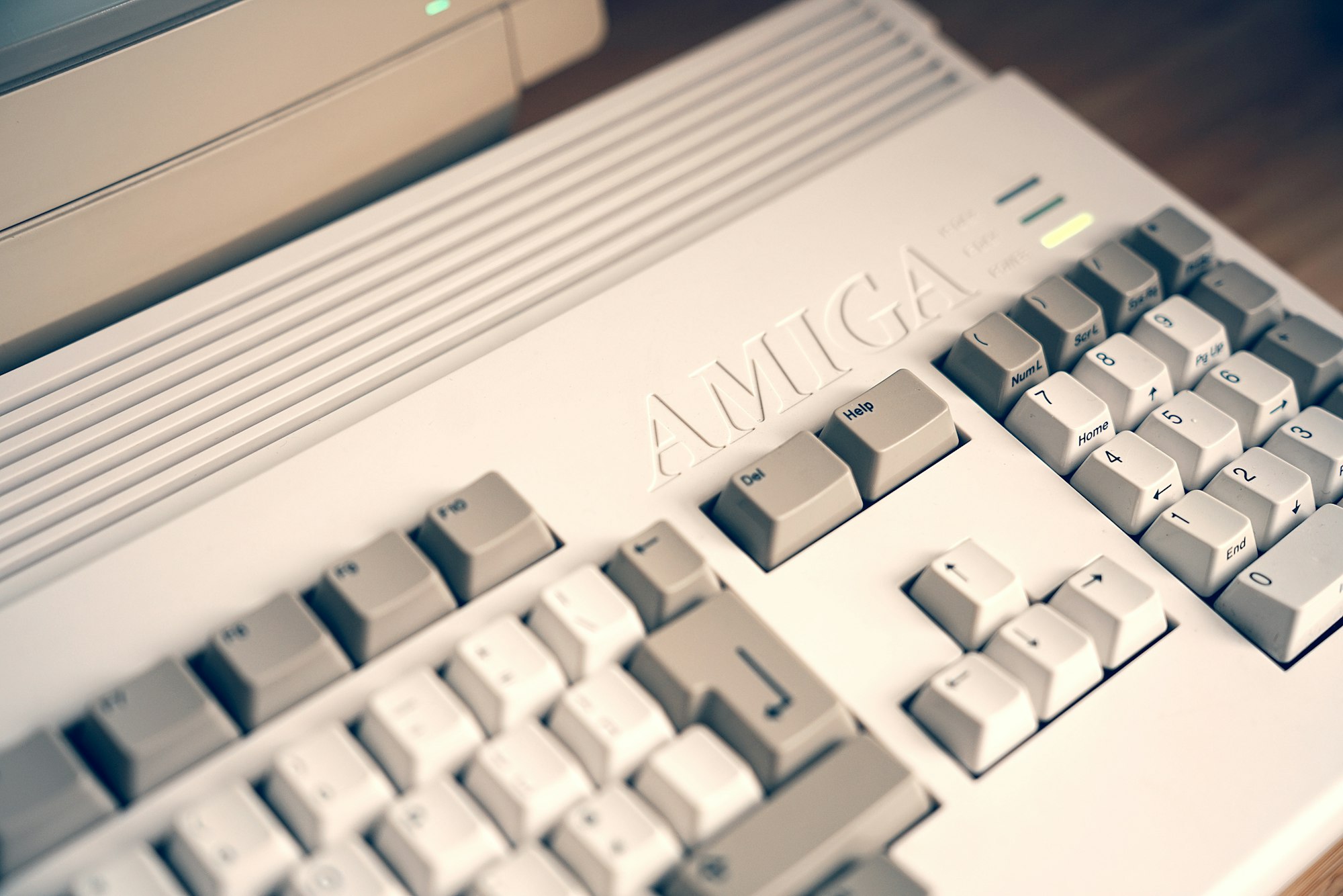 Ein Amiga von oben, man sieht den Nummernblock und das Logo, er ist eingeschaltet.