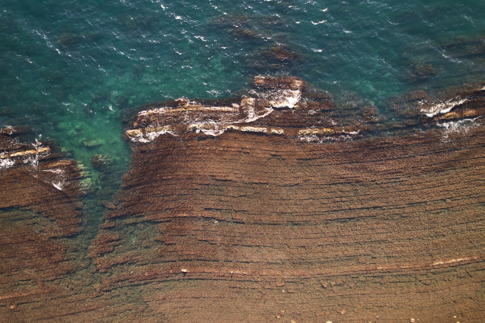 Una playa con una formación rocosa