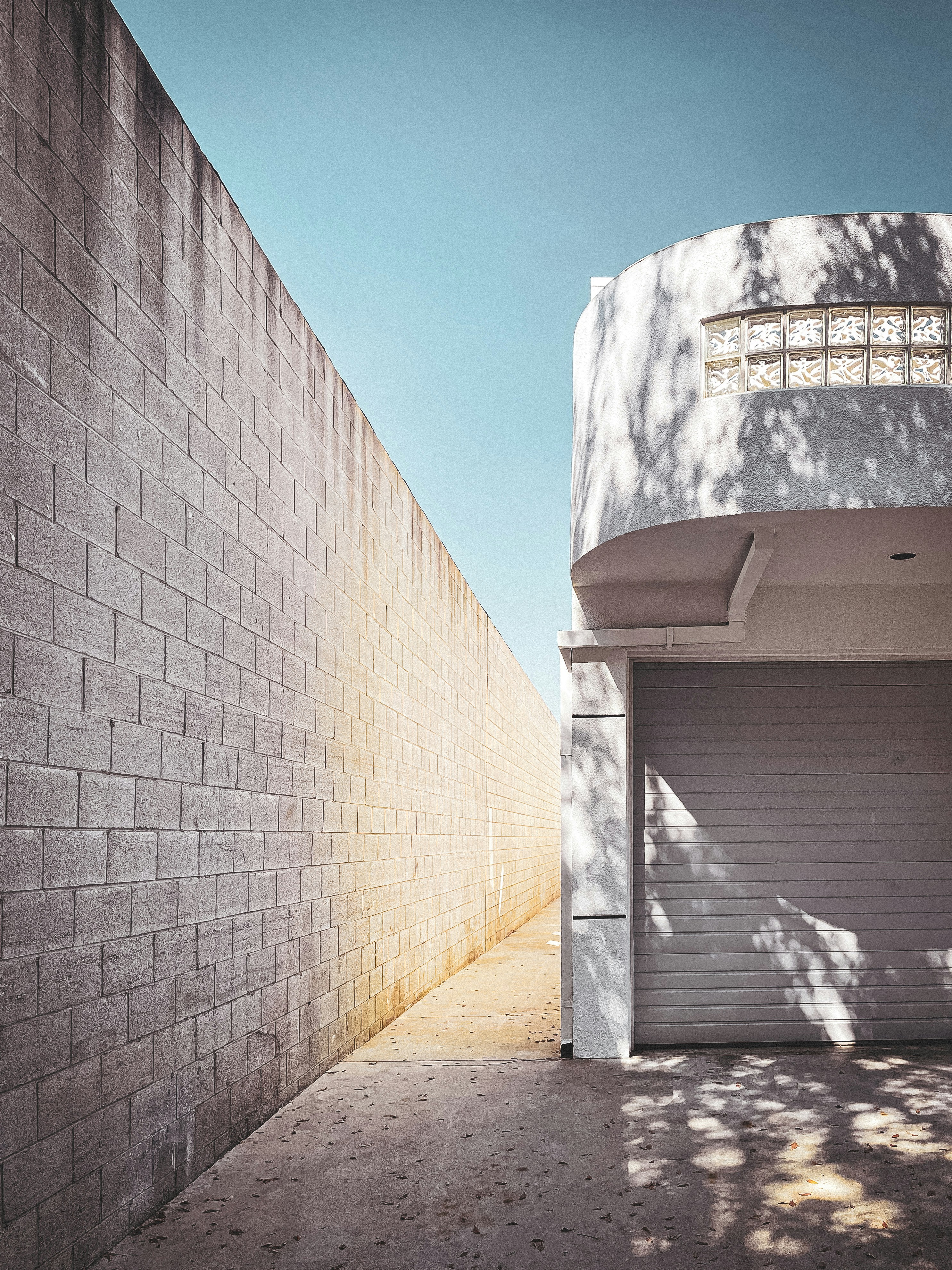 uma parede de tijolos com um edifício de pedra