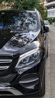 a car with a smashed front end