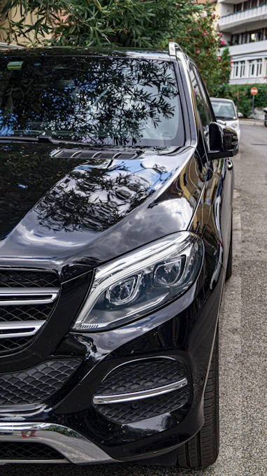 a car with a smashed front end