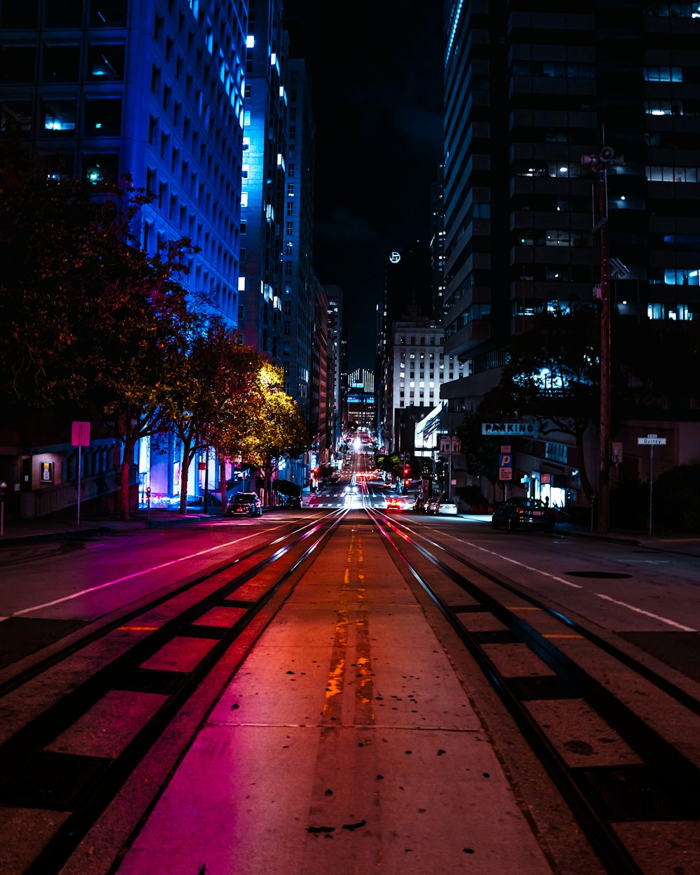 uma rua da cidade à noite