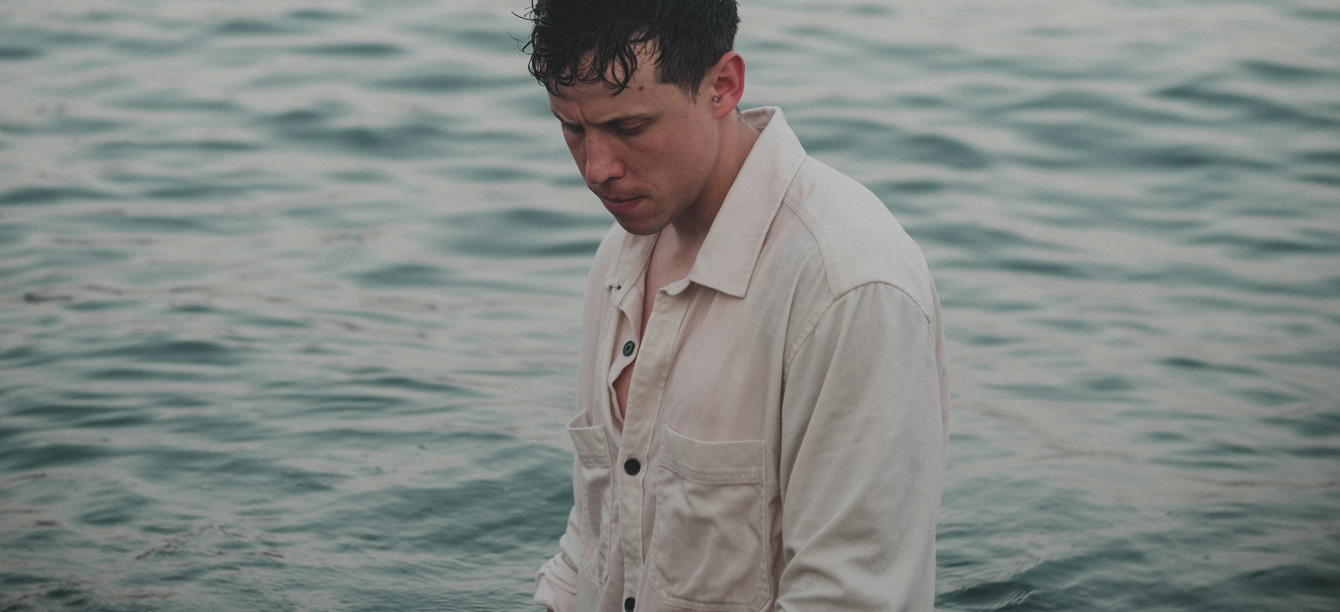 سلامت روان مردان, افسردگی مردان, اضطراب مردان, مردانگی و احساسات, تنهایی مردان جوان, سلامت روان پسران نوجوان, آگاهی سلامت روان مردان, انگ اجتماعی احساسات مردان, کمک گرفتن از روانشناس, مشاوره روانشناسی مردان, پیشگیری از خودکشی مردان, انزوای مردان, مردانگی سمی, سرکوب احساسات در مردان, آسیب‌پذیری مردان, بحران سلامت روان جوانان, گفت‌وگو درباره احساسات, تابوی احساسات مردان, سلامت روان و مردانگی, تنهایی و افسردگی مردان