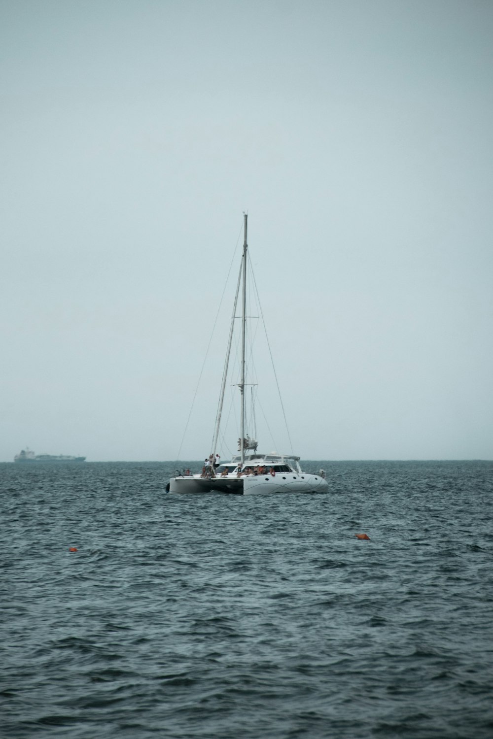 Ein Boot auf dem Wasser
