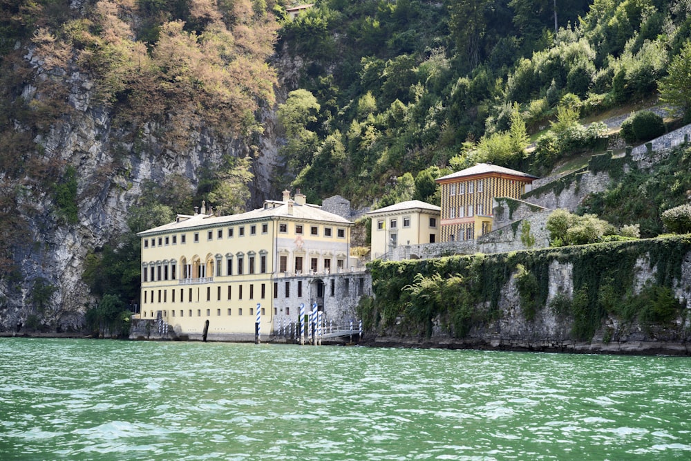 Un bâtiment sur une falaise au bord de l’eau