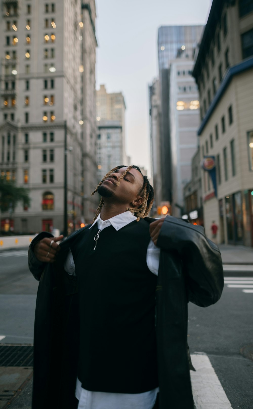 a person with the head in the hands in the middle of a city street