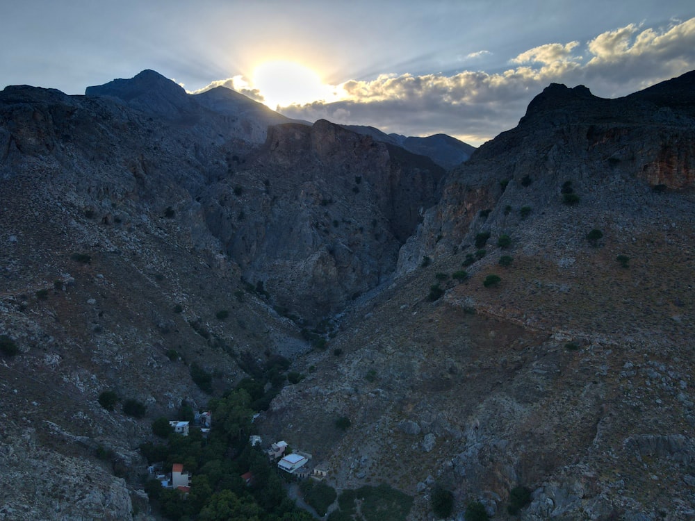 Une vallée entre montagnes