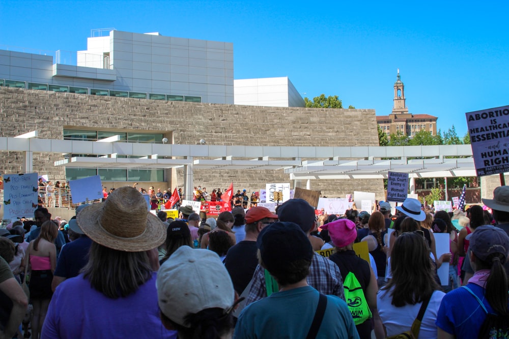 Una multitud de personas fuera de un edificio