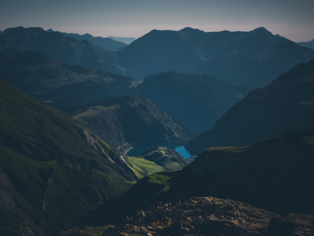 Ein hoher Winkelblick auf ein Tal