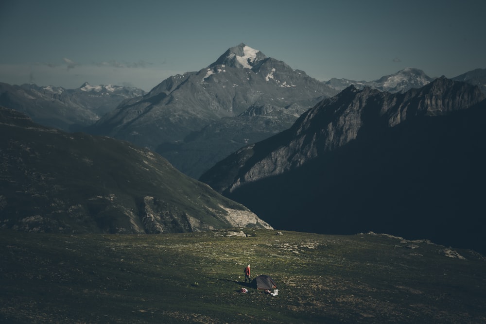 Un par de personas sentadas en una montaña