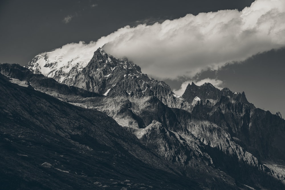 Una cadena montañosa con nubes