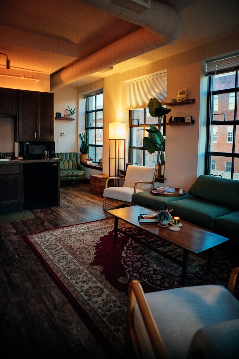 Wohnzimmer mit Teppich und ruhiger Lichtstimmung