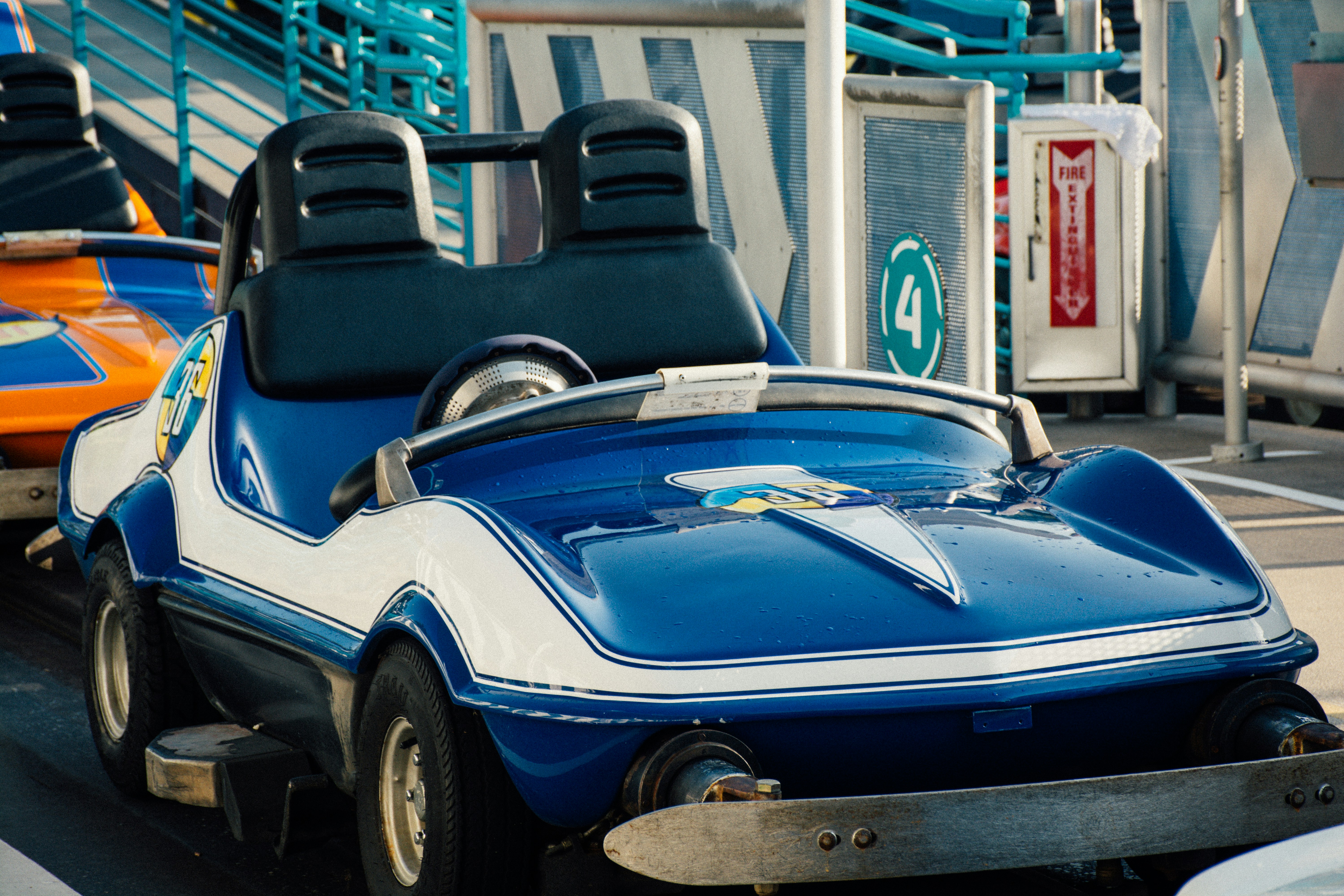 Une voiture décapotable bleue
