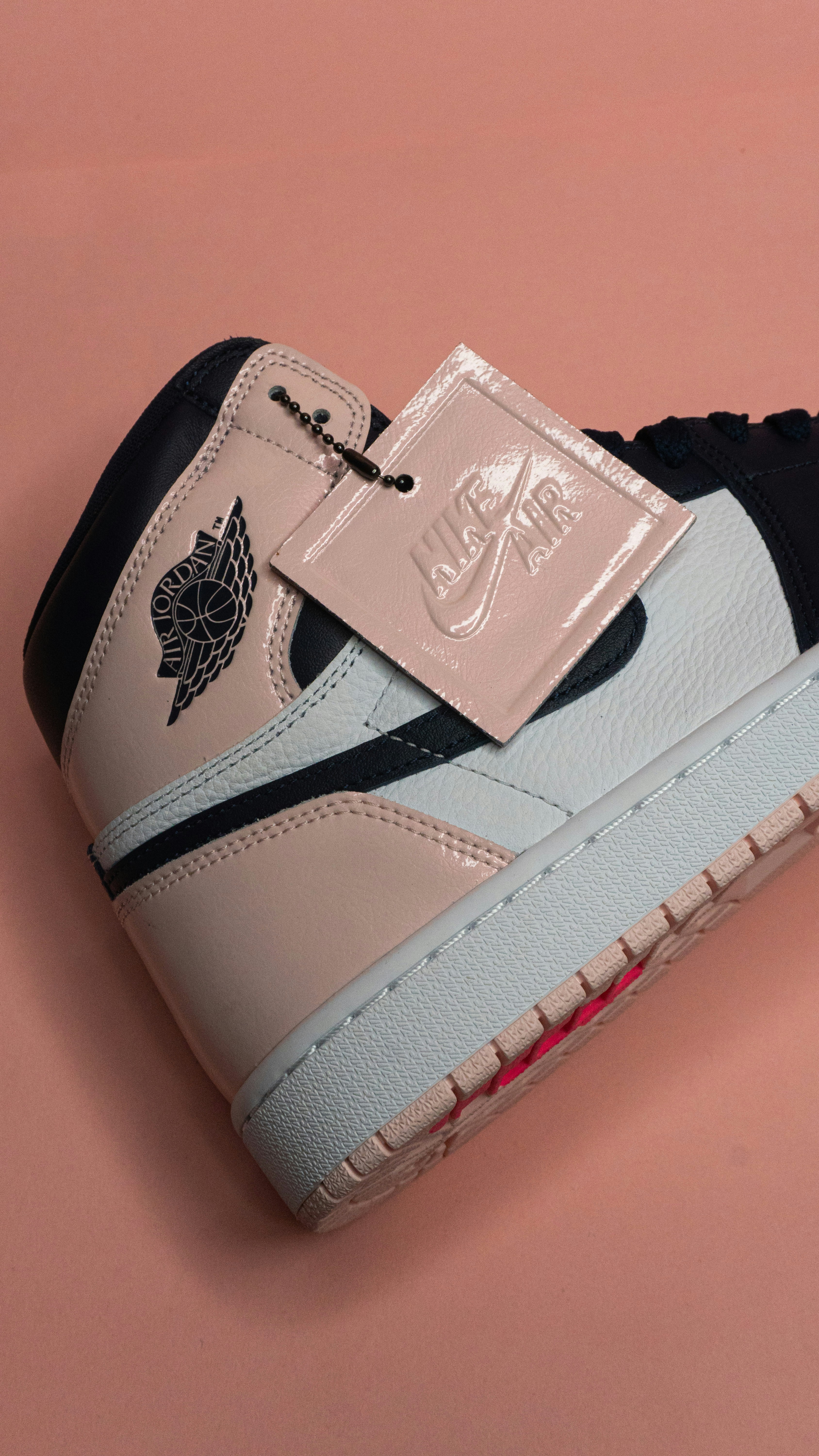 photo-1661835482199-22c50d526851?ixid=M3wxMjA3fDB8MXxzZWFyY2h8MTF8fGNoZWFwJTIwam9yZGFuc3xlbnwwfHx8fDE3MDQ2MDY2Nzd8MA\u0026ixlib=rb-4.0.3