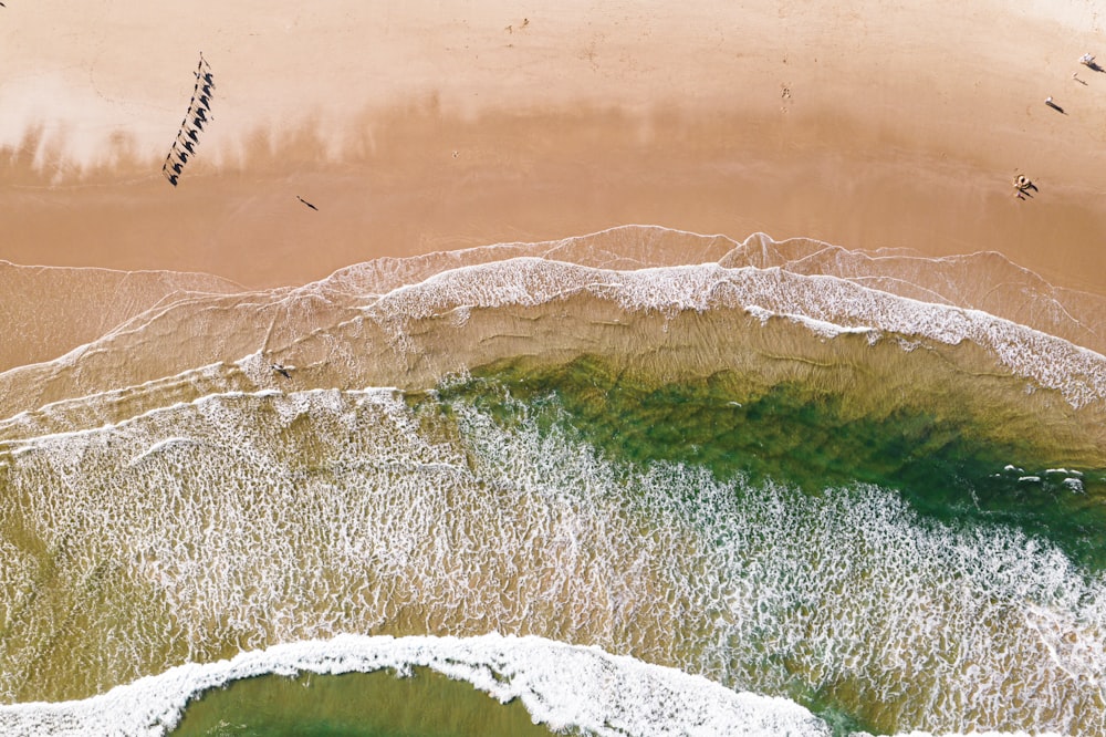 Eine Welle, die an einem Strand zusammenbricht