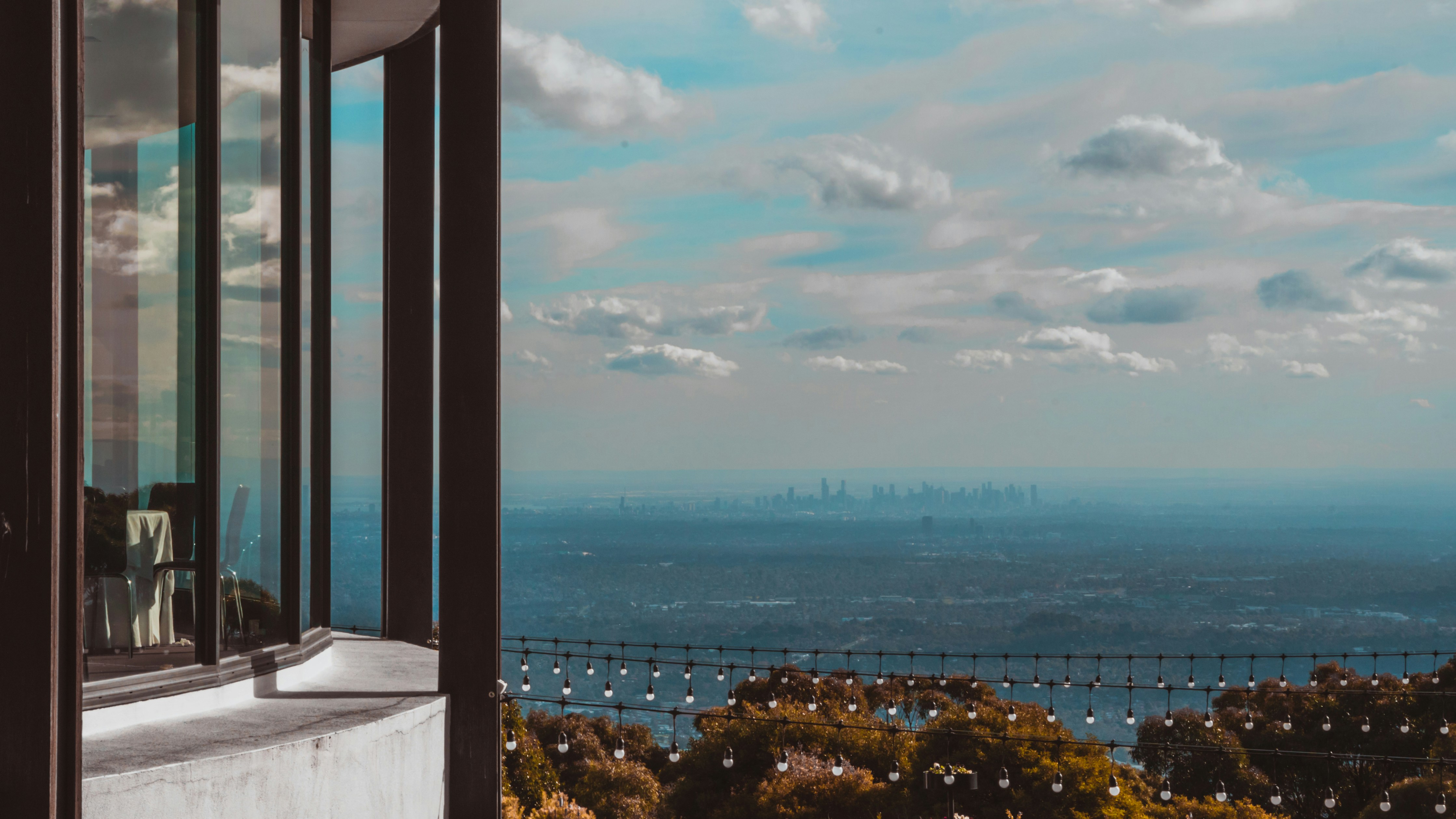 Una vista di una città da un grattacielo