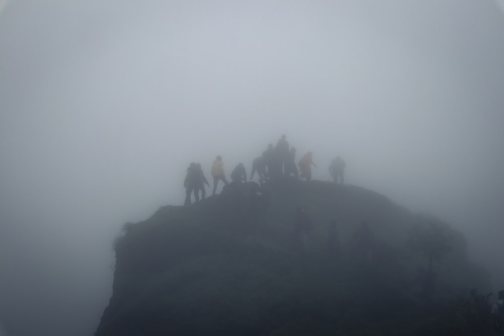 um grupo de pessoas em uma montanha