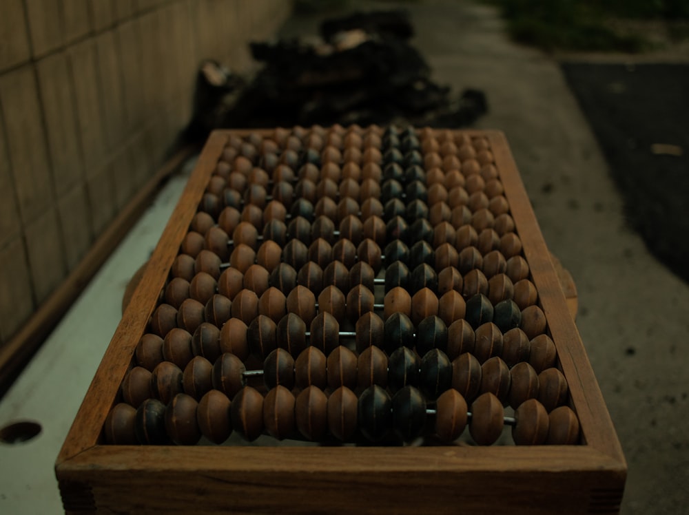 una scatola di legno piena di noci