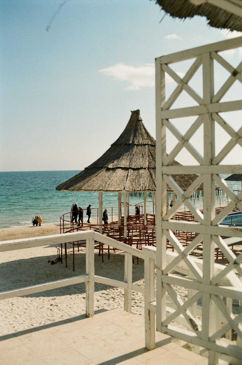 uma estrutura branca em uma praia