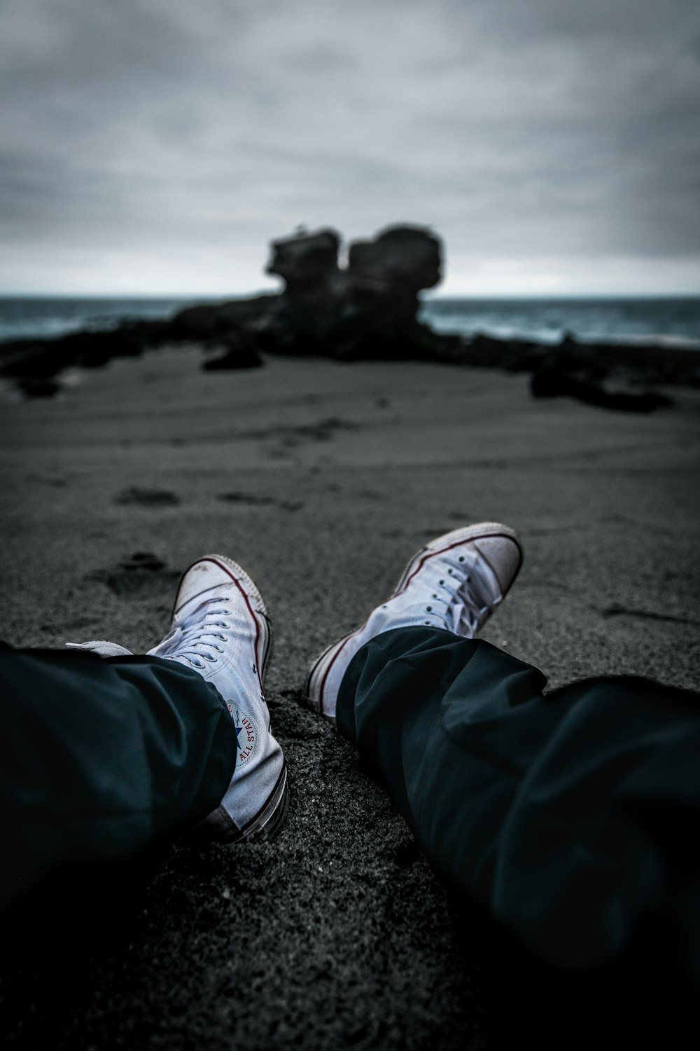 I piedi di una persona su una spiaggia