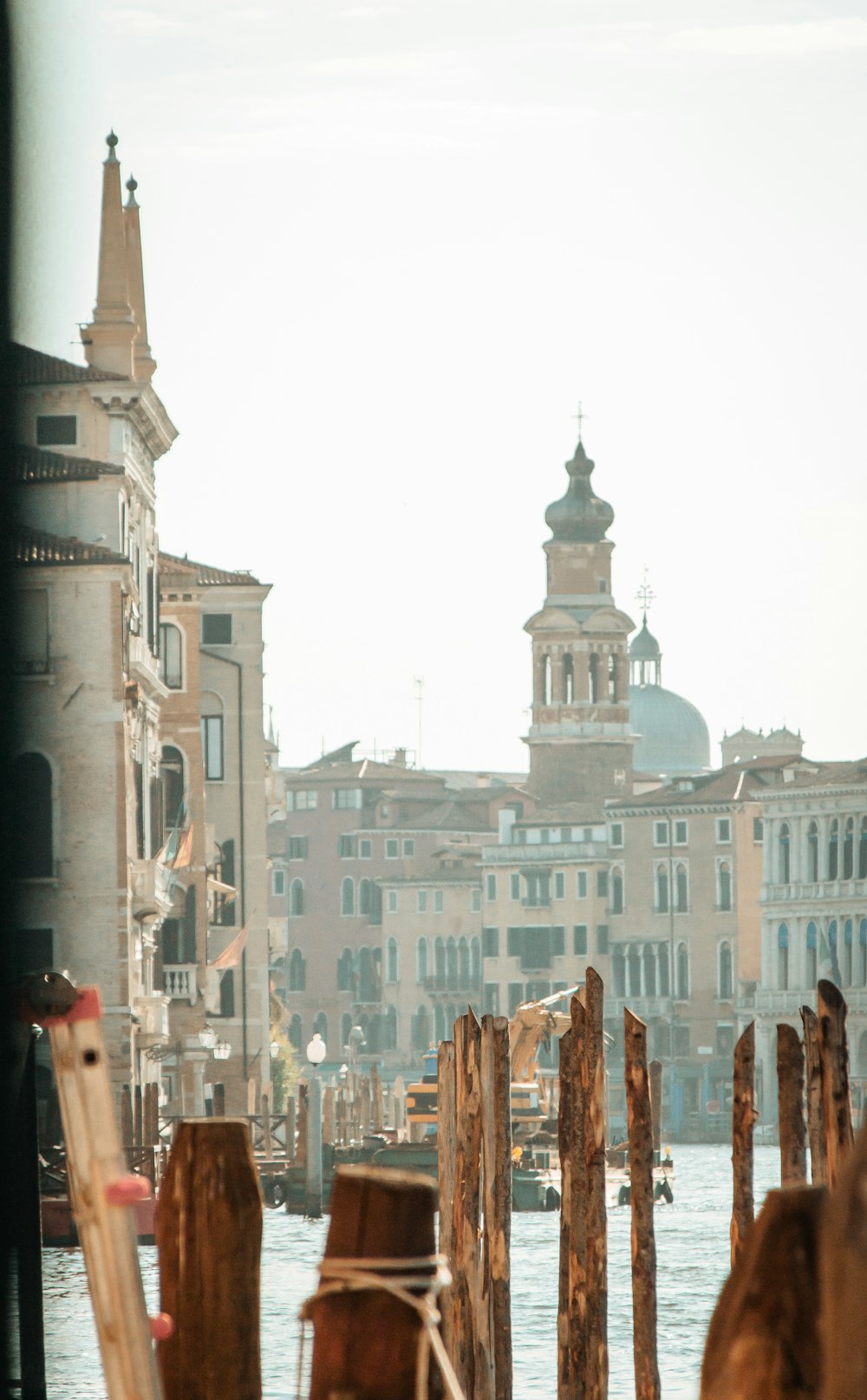 Una città con uno specchio d'acqua