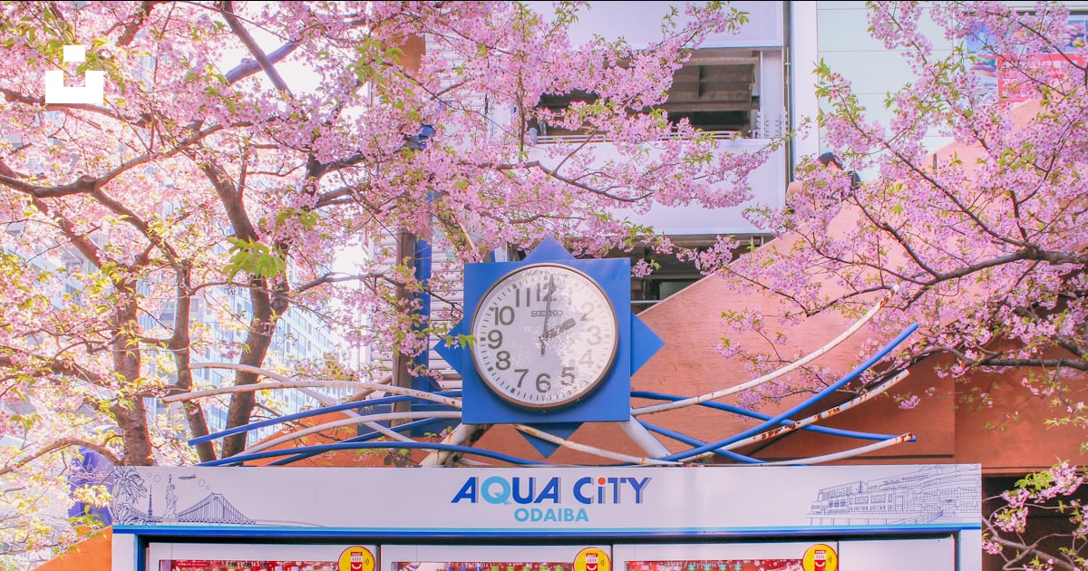 A clock on a building photo – Free Vending machine Image on Unsplash