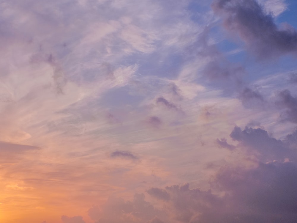 Un cielo nublado con algunas nubes