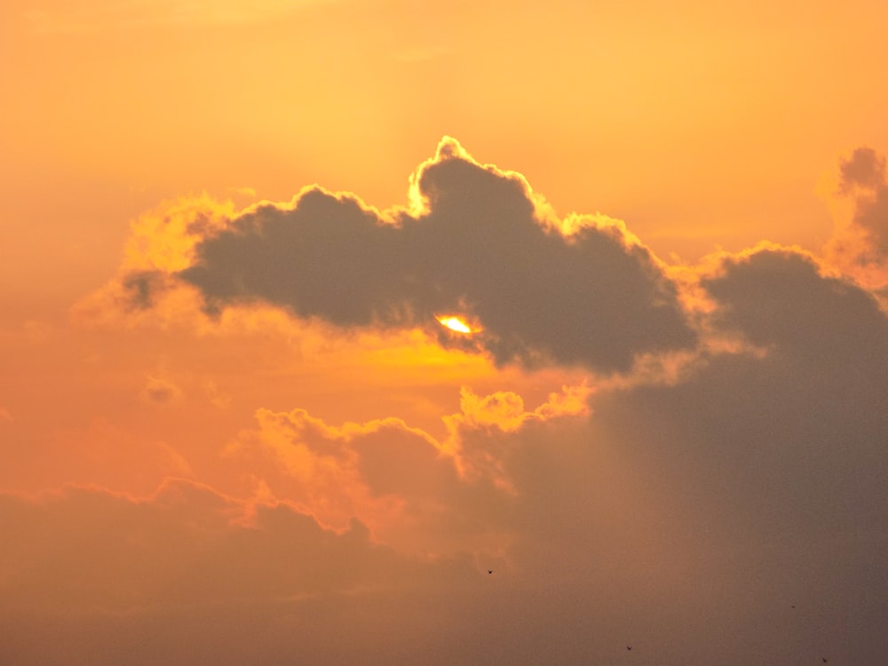 雲のある夕日