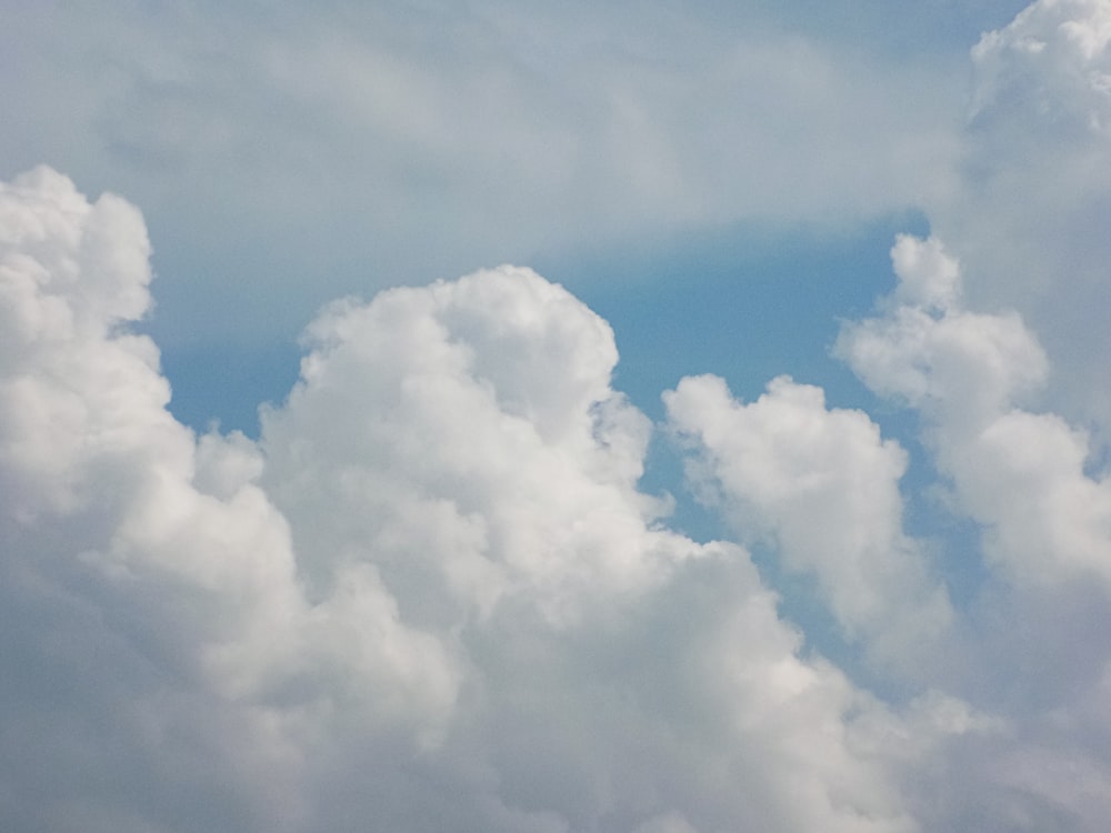 um céu azul com nuvens brancas