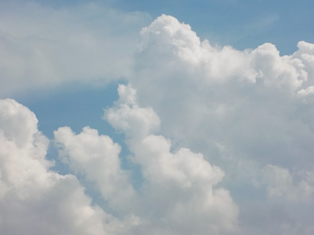 Un cielo azul con nubes blancas