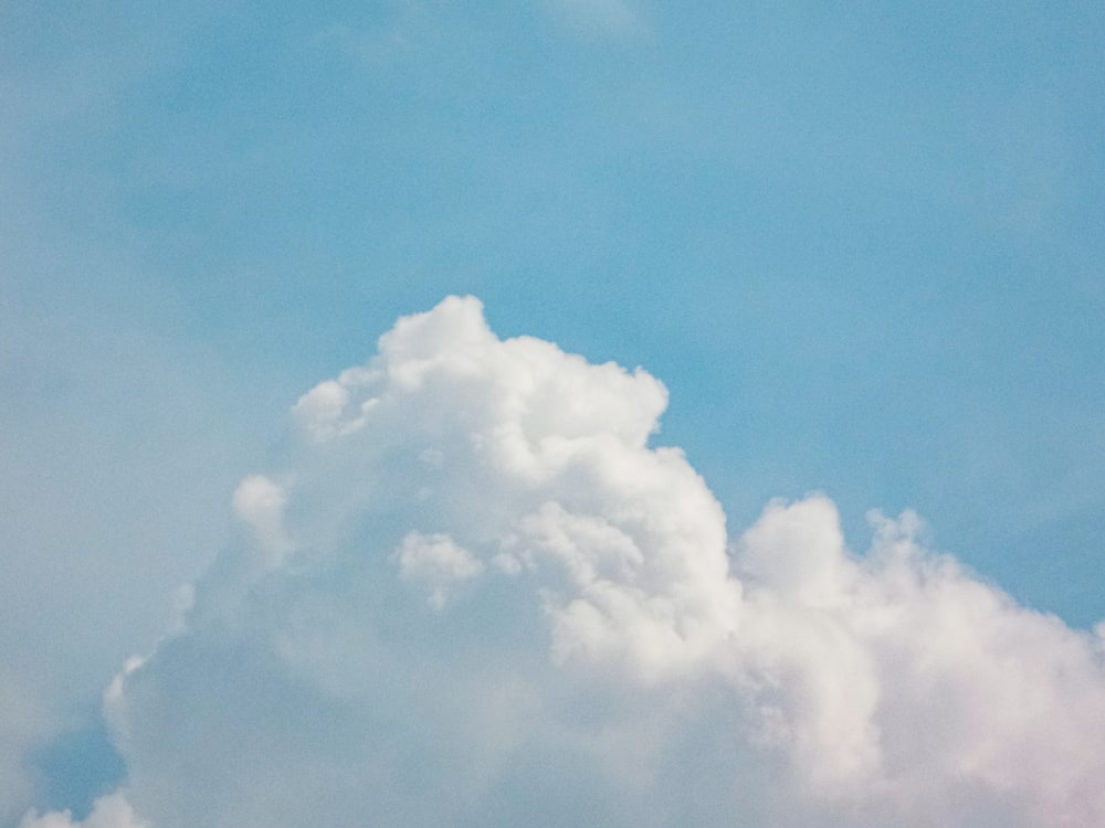 Un cielo azul con nubes blancas