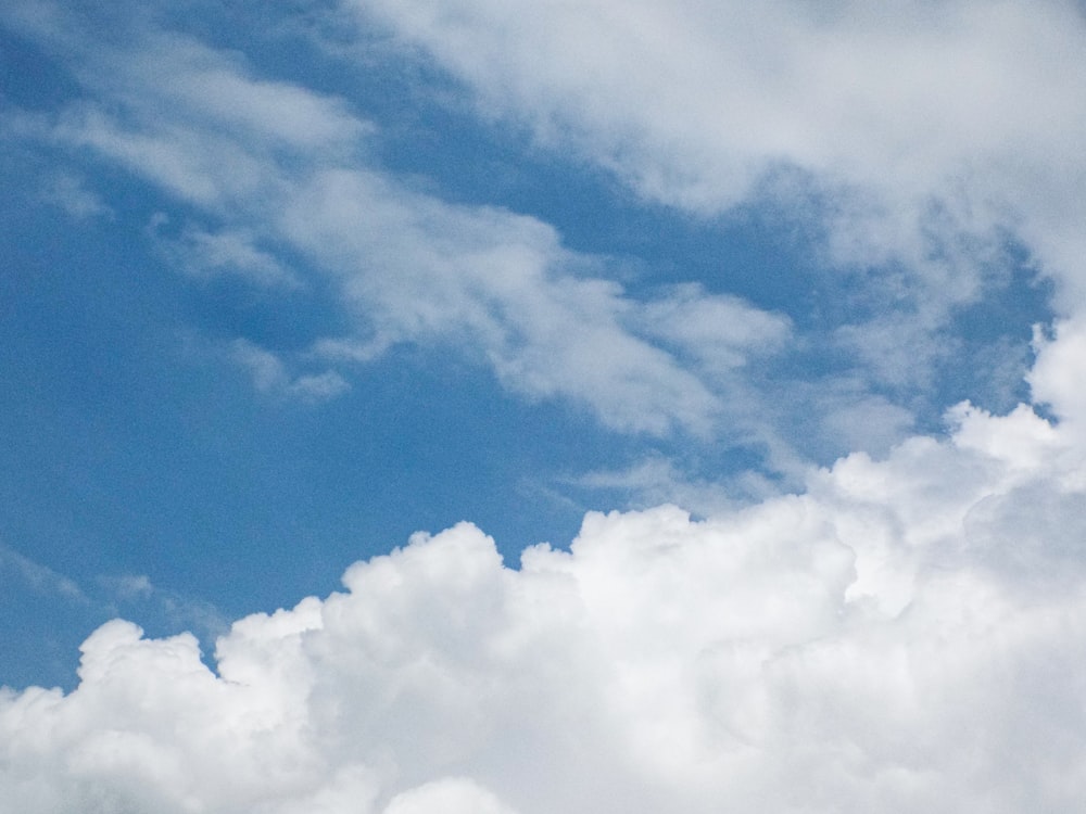 um céu azul com nuvens brancas